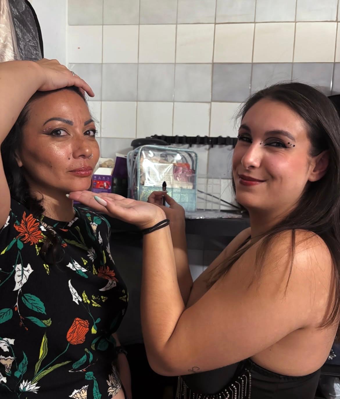 Maquilleuse en backstage shooting